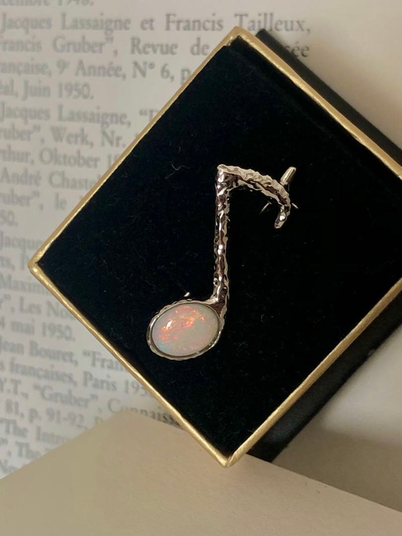 オパール　音符ブローチ