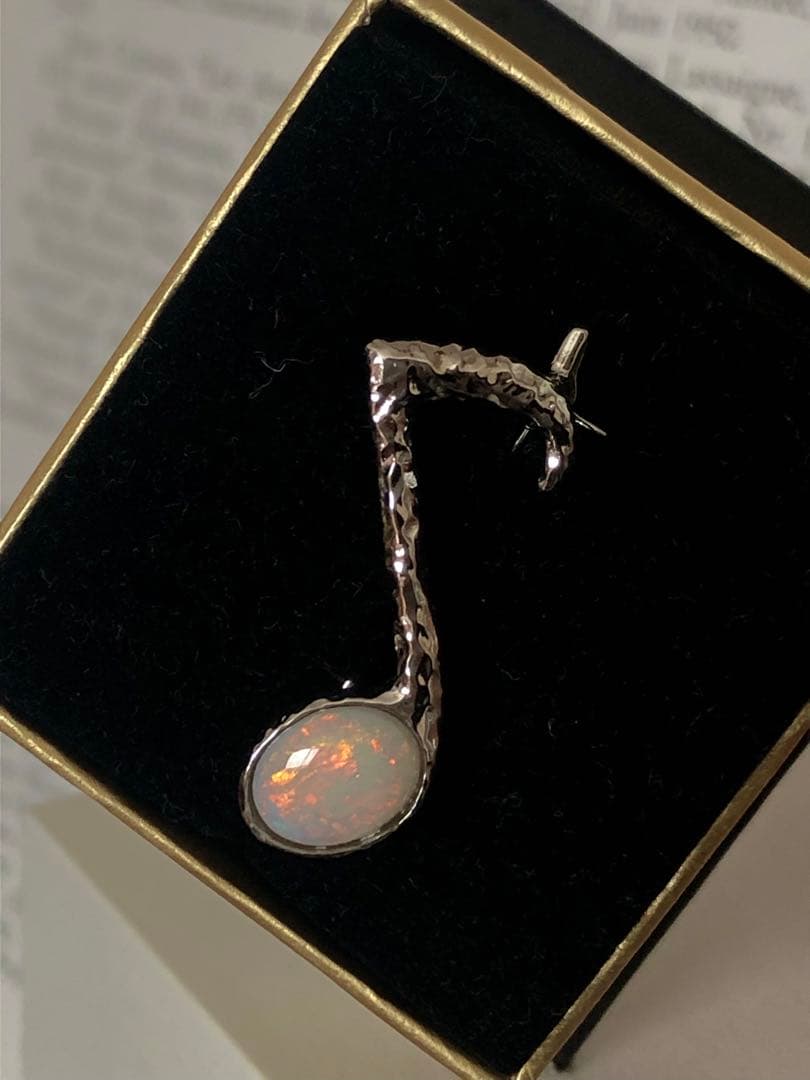 オパール　音符ブローチ