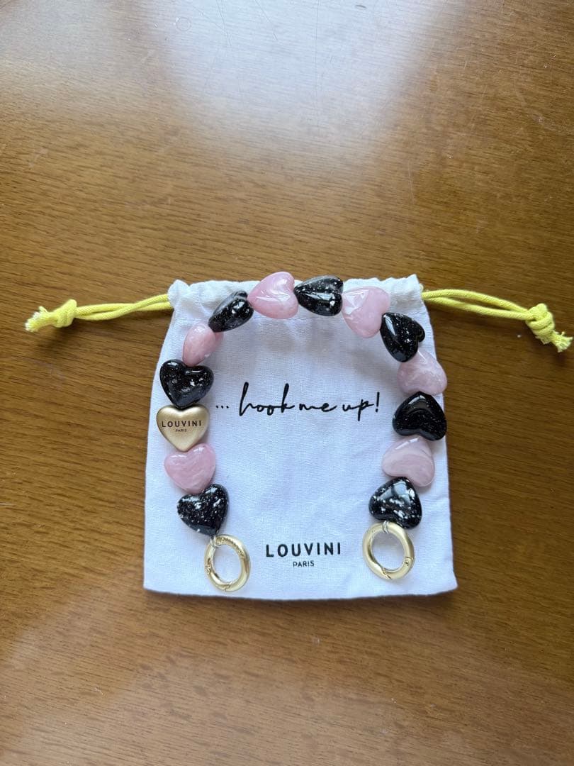 【LOUVINI】 ハンドストラップPETIT CUORE　BLACK-PINK