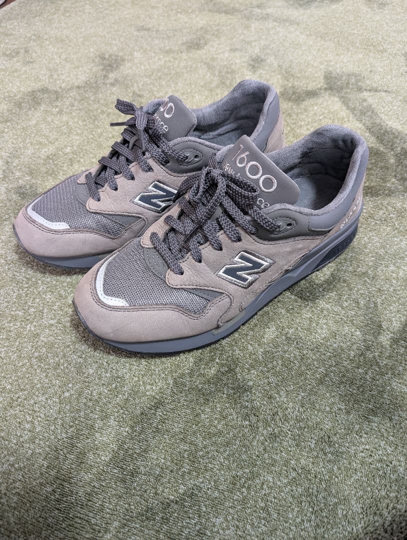 セール中 美品 New Balance 1600 グレー スニーカー