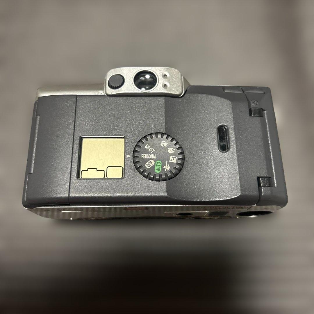 デジタルカメラ1台とフィルムカメラ1台のセット