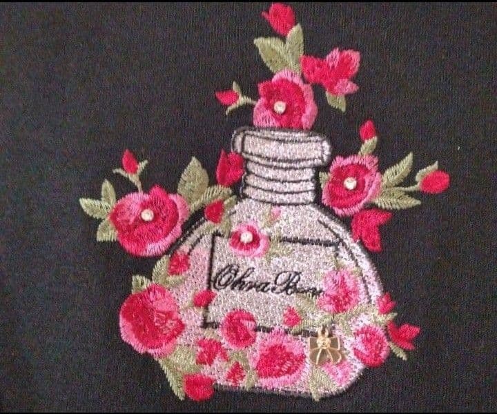 【新品】スーパービューティー香水瓶刺繍ハイネックセーター44