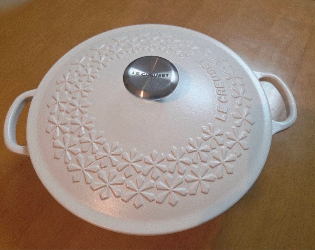 ルクルーゼ シグニチャー　マルミット 22cm フラワーレリーフ　新品