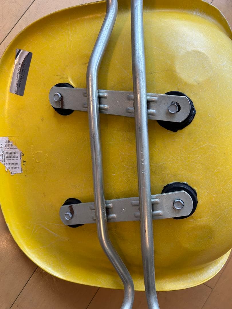 Herman Miller イエローチェア