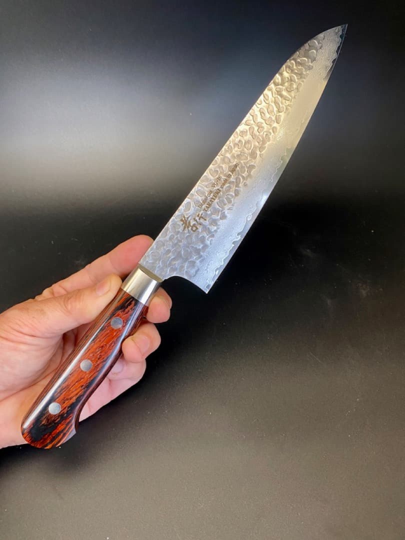 魅了される美しさ。堺孝行 ダマスカス牛刀 210mm 槌目マホガニー柄