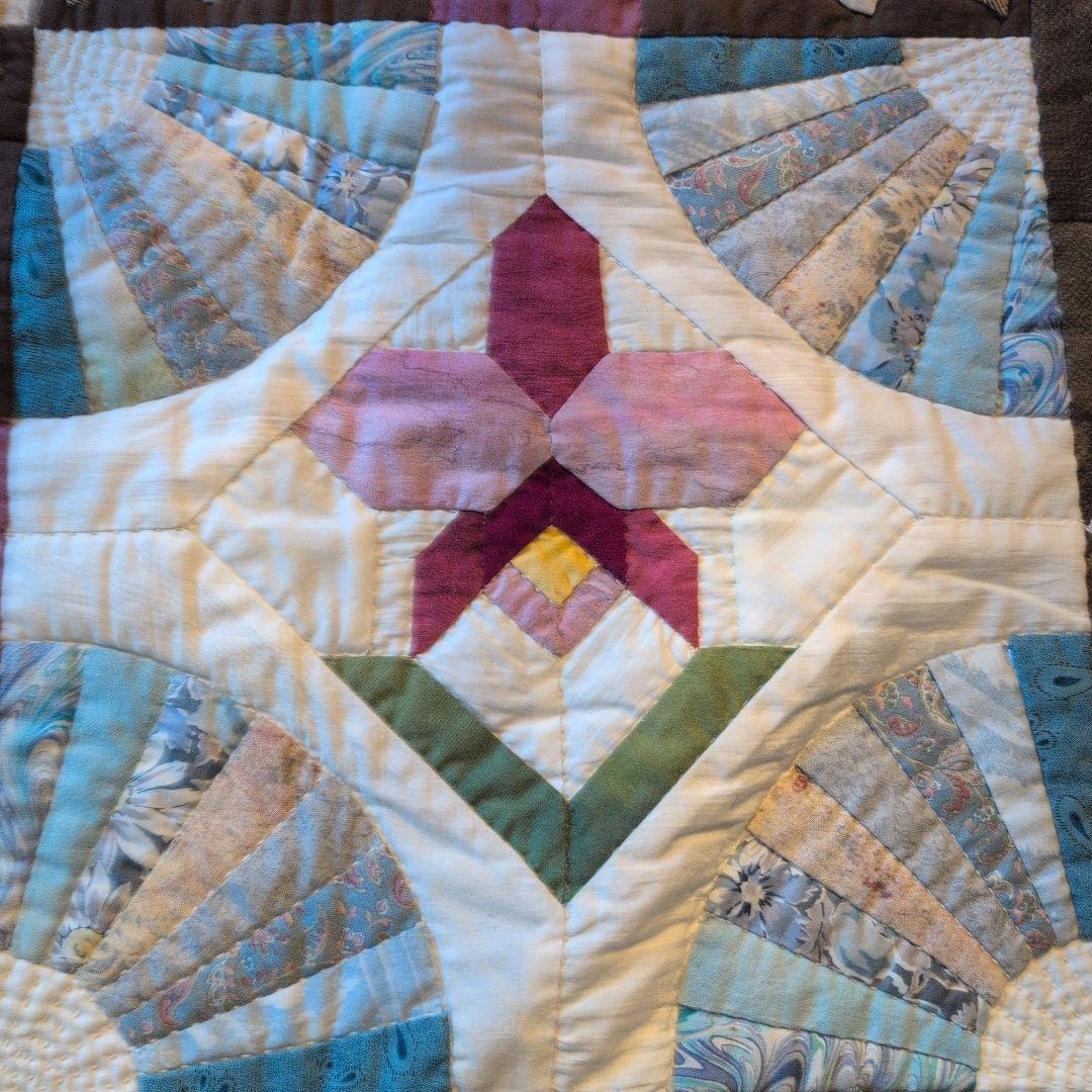 カラフルな手作りキルト