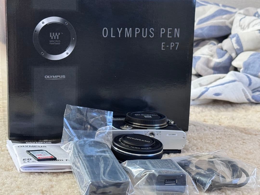 OLYMPUS オリンパス　PEN E-P7 シルバー（SDカード付）