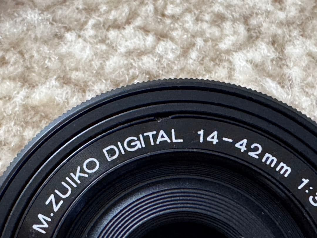 OLYMPUS オリンパス　PEN E-P7 シルバー（SDカード付）