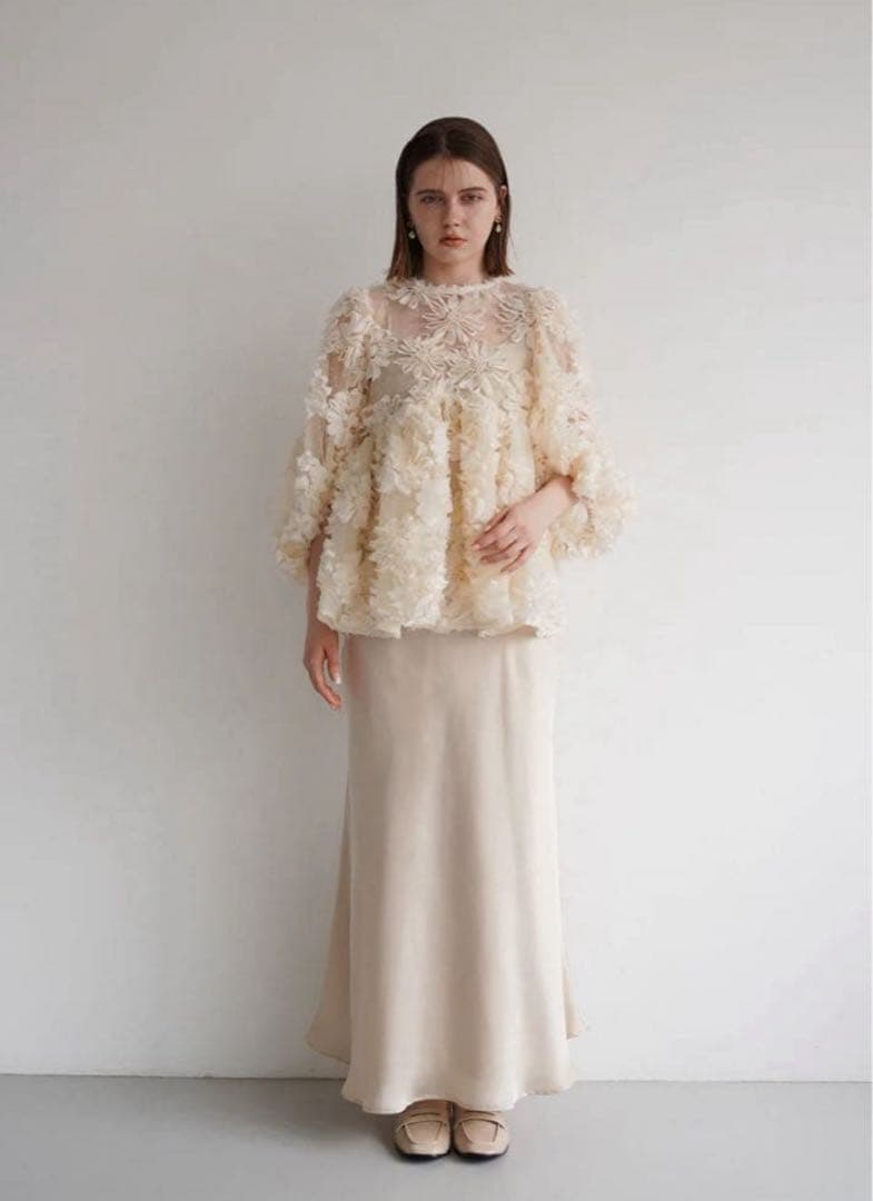 【美品】flower peplum blouse acka ベージュ