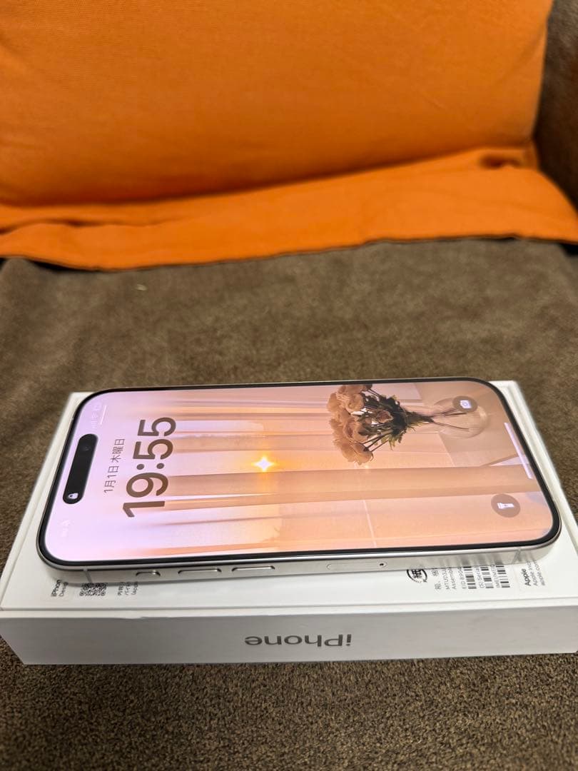 SIMフリー iPhone 15 Pro 256GB ホワイトチタニウム 美品