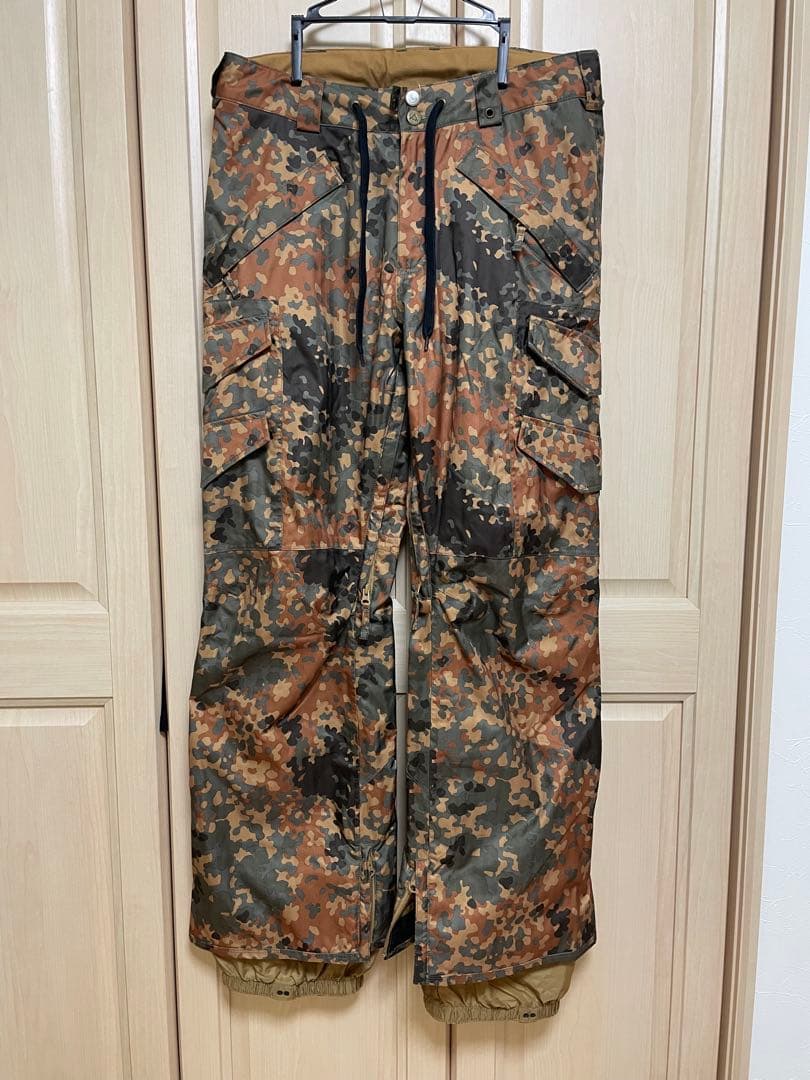 バートン　迷彩カーゴパンツ　Ｍサイズ　未使用