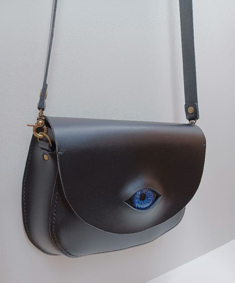 きょうMAMA様おまとめ　目玉付き　しっかりレザーのコンパクトなショルダーバック