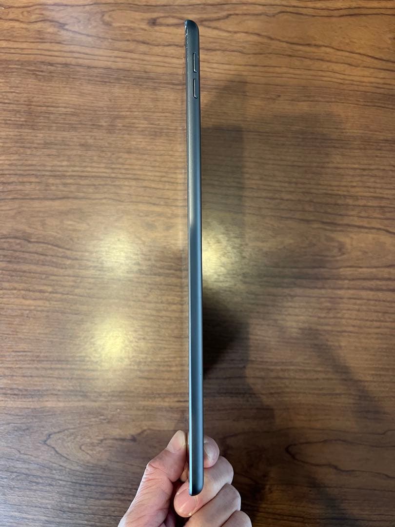 iPad第7世代 32GB Wi-Fiモデル スペースグレイ ※esrカバー付き