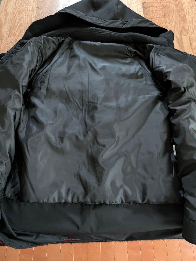 フード付き ブラックダウンジャケット