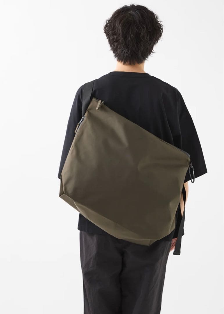 meltum ナイロンメッセンジャーバック（KHAKI GREY）