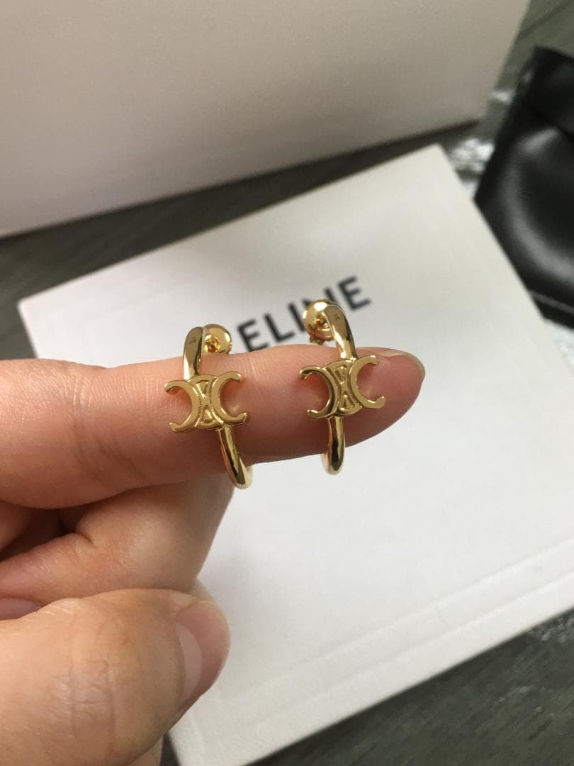 セリーヌ　ピアス　ゴールド　両耳用
