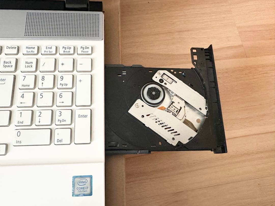 NEC LAVIE NS750HAW / i7/8GB/ノートパソコン ホワイト