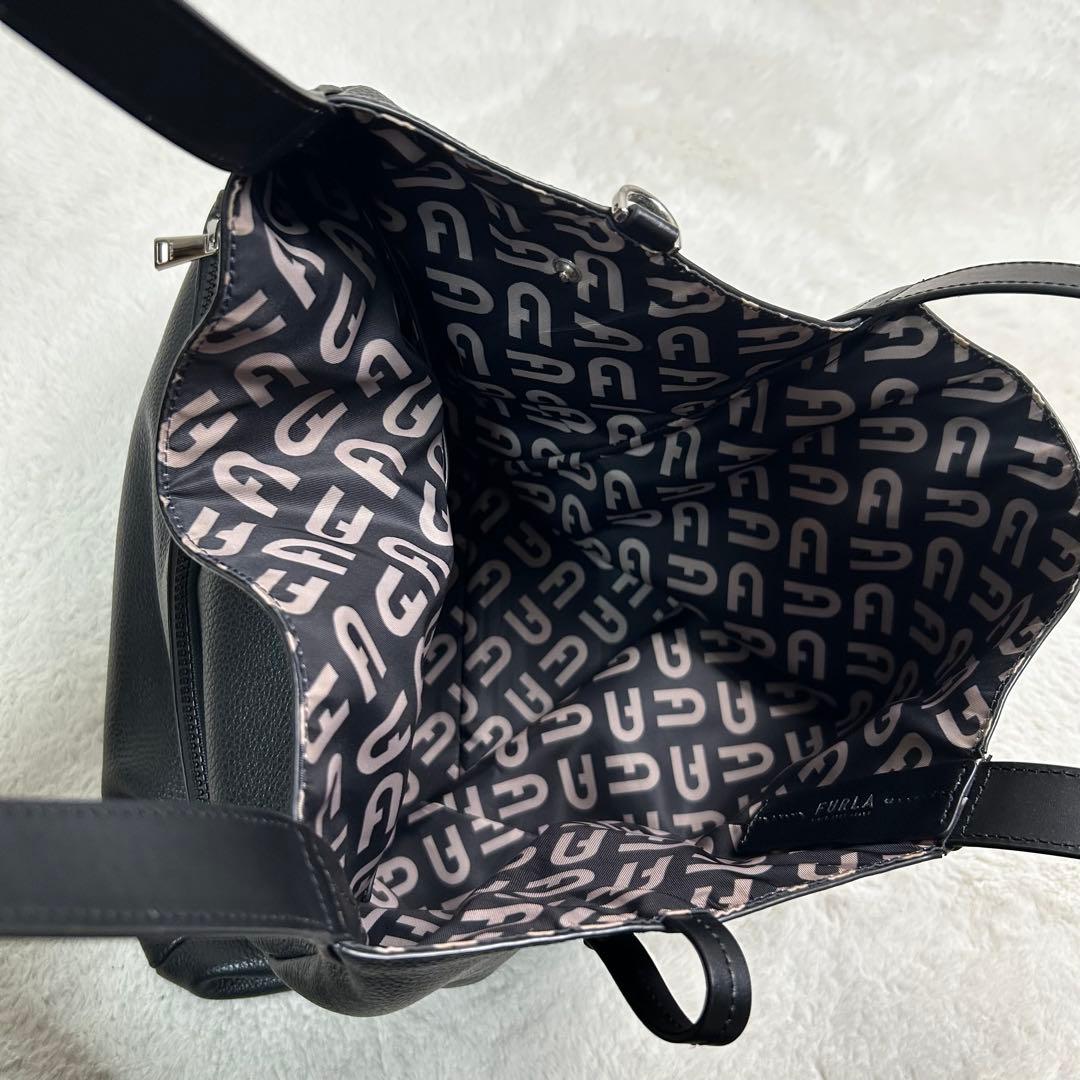極美品　FURLA リバーシブル仕様　A4収納可　シボ革　トートバッグ　黒