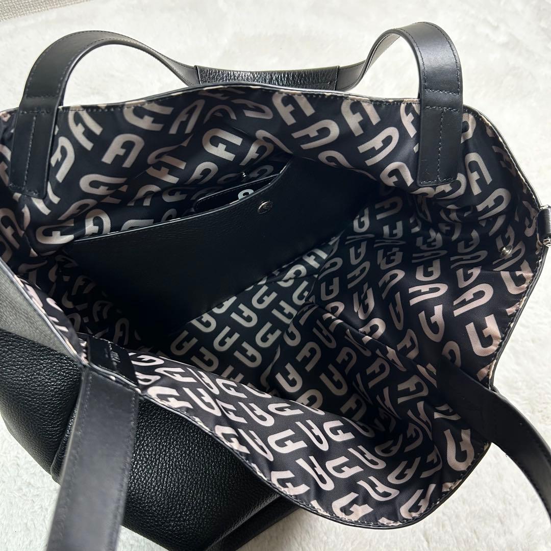 極美品　FURLA リバーシブル仕様　A4収納可　シボ革　トートバッグ　黒