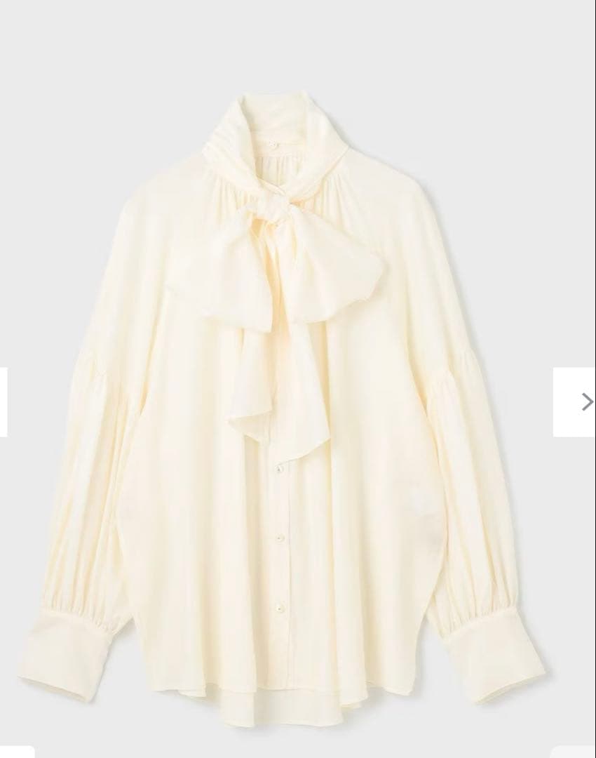 グレースコンチネンタルタイ付ギャザーシャツ
