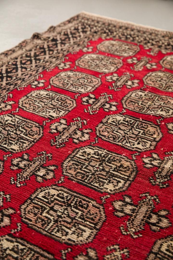 ヴィンテージラグ　トライバルラグ　パキスタン産（174×122cm）赤　ベージュ