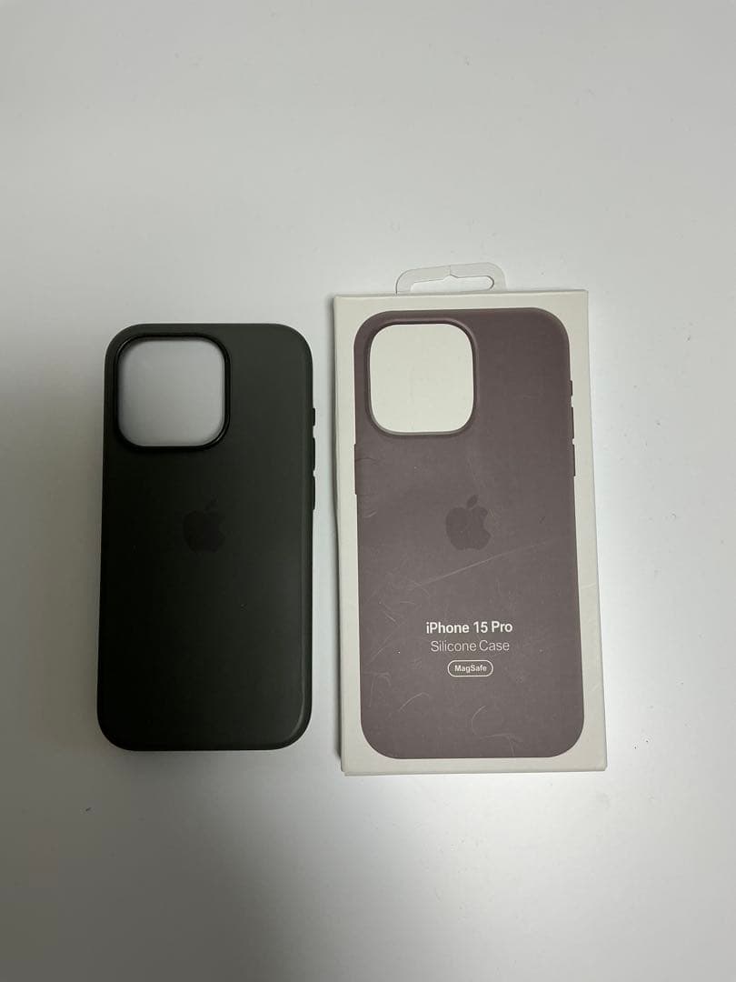 iPhone15pro＋Apple純正シリコンケース、社外ガラスフィルム付