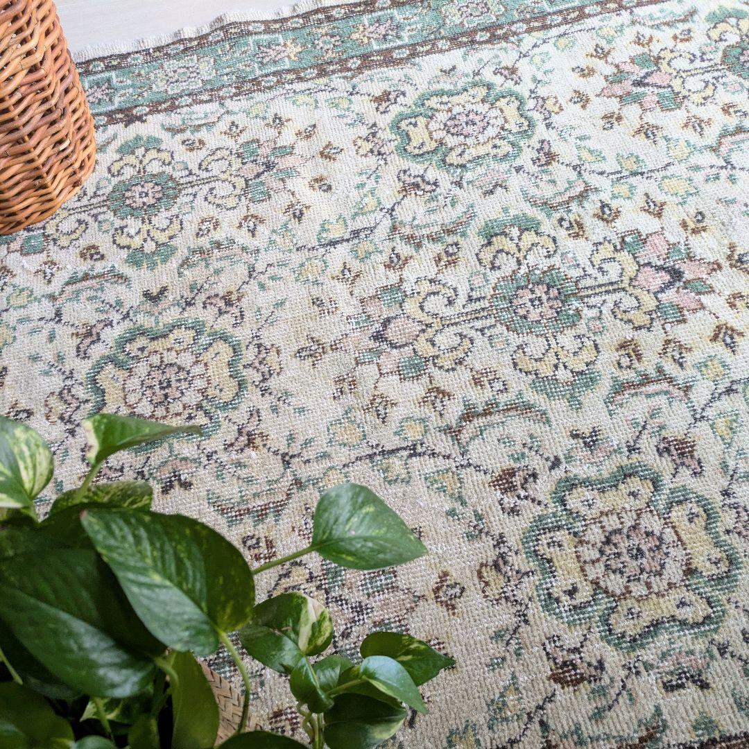 118×207 ベージュ×グリーン　花柄と縁取り　トルコヴィンテージラグ