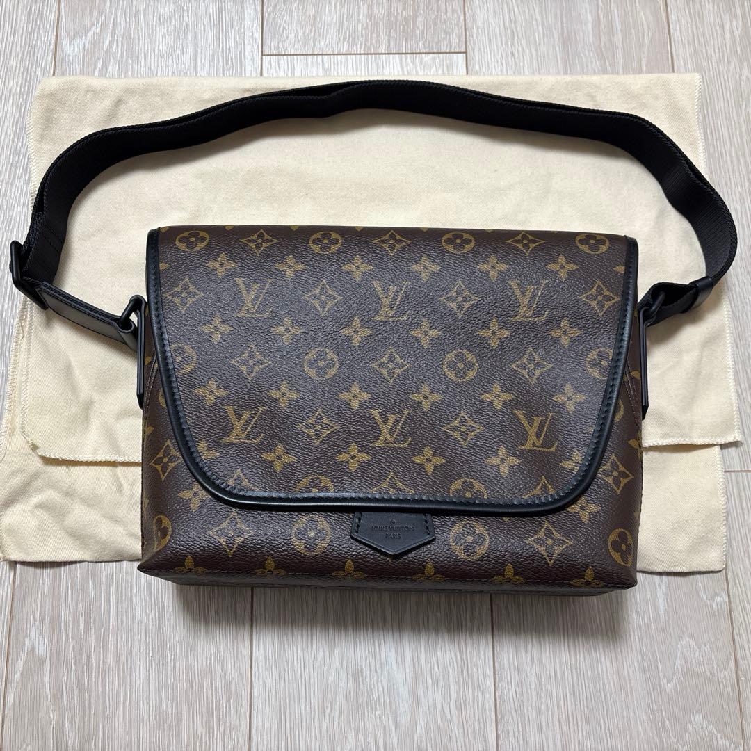 LOUIS VUITTON ルイヴィトン　マグネティックメッセンジャー