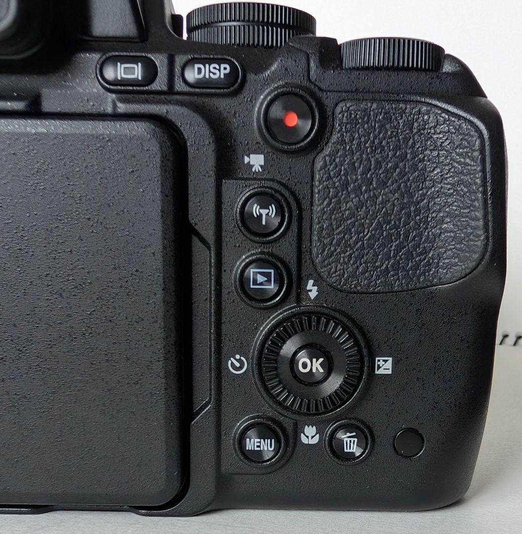 Nikon COOLPIX P900 本体と付属品