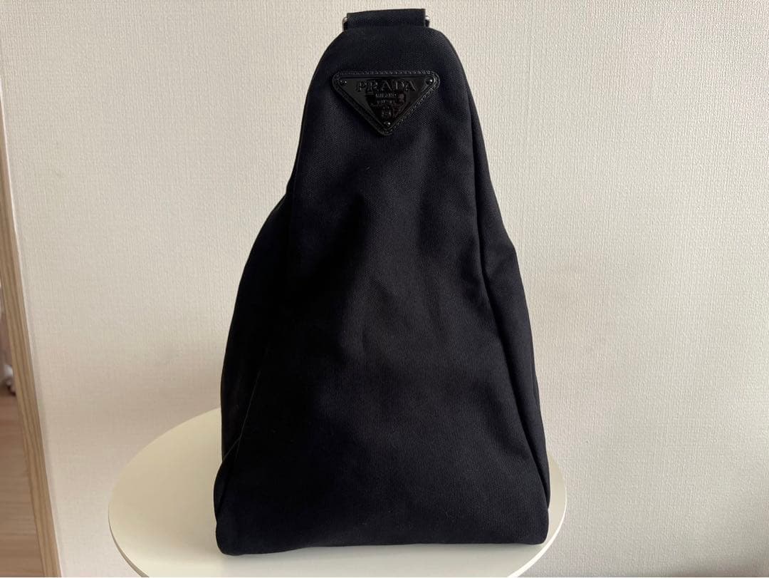 【正規品】 Prada プラダ　エンポスロゴトライアングルショルダー黒キャンバス