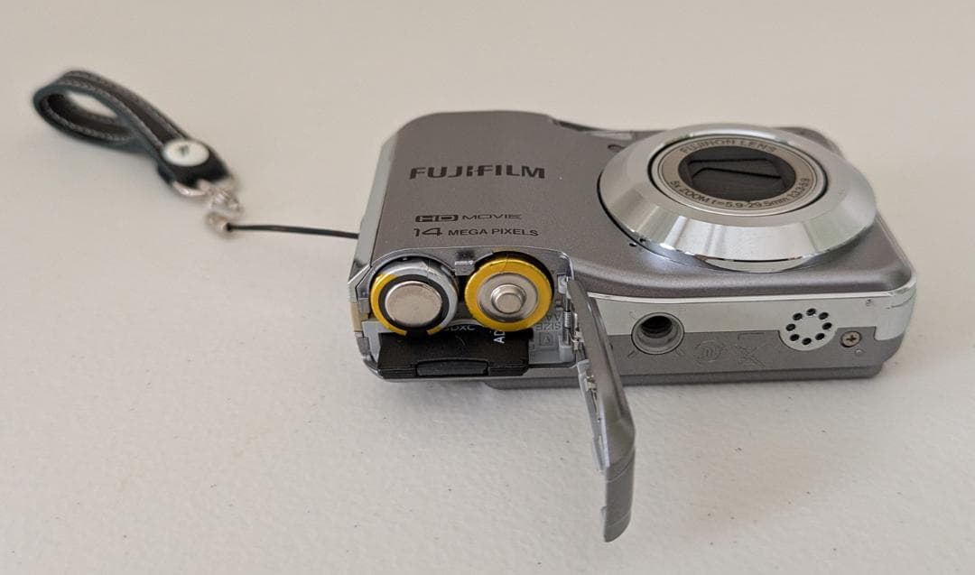 FUJIFILM FinePix AX600シルバー/乾電池式