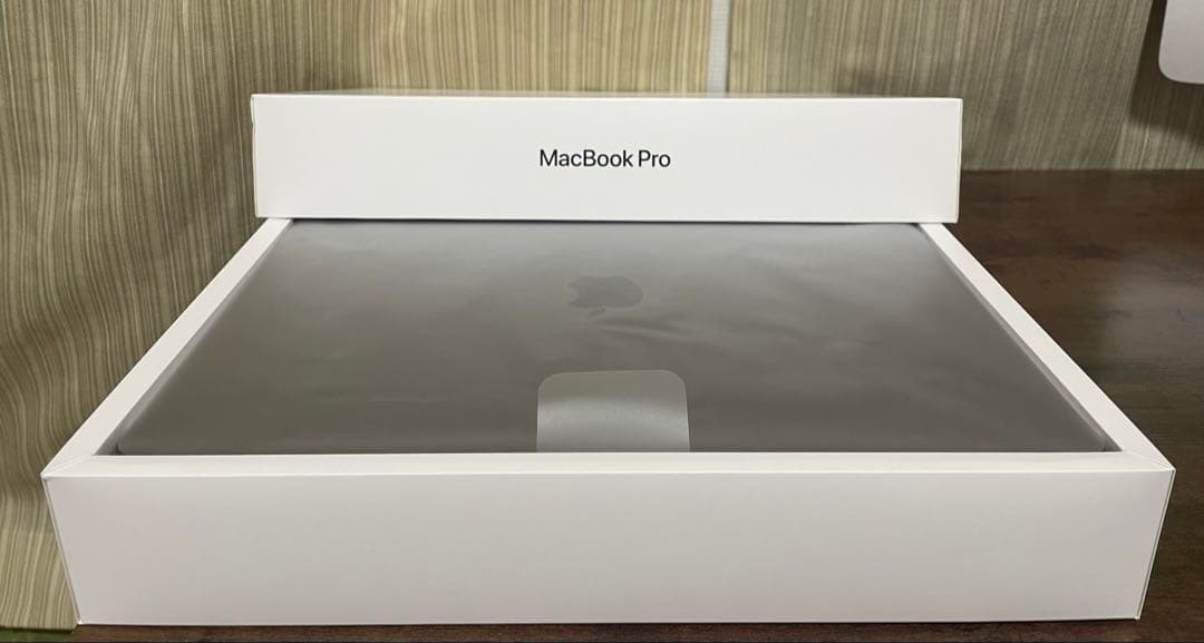 美品 MacBook Pro 2020 13インチ TouchBar 付き