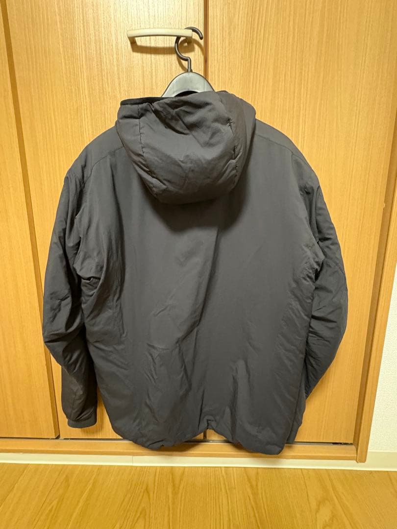 アークテリクスのAtom ARフーディ