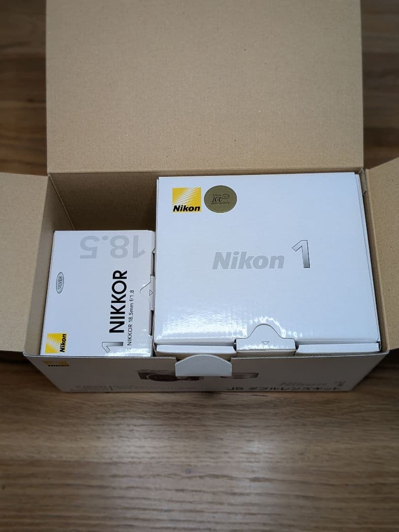 Nikon 1 J5 ダブルレンズキット(箱あり)