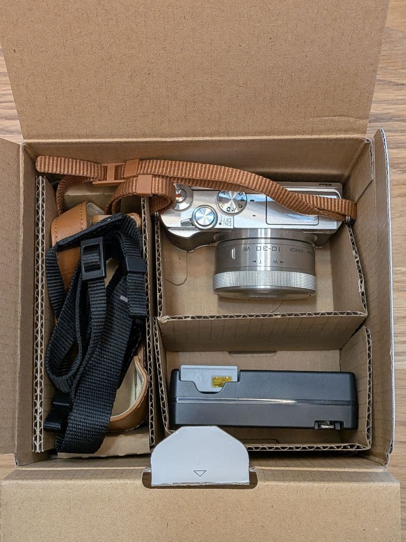 Nikon 1 J5 ダブルレンズキット(箱あり)