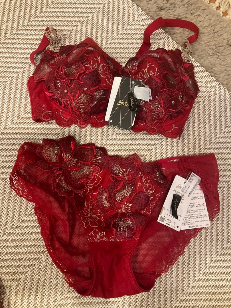 今期　限定色　赤　ワコール　サルート　キャミソール　Mサイズ