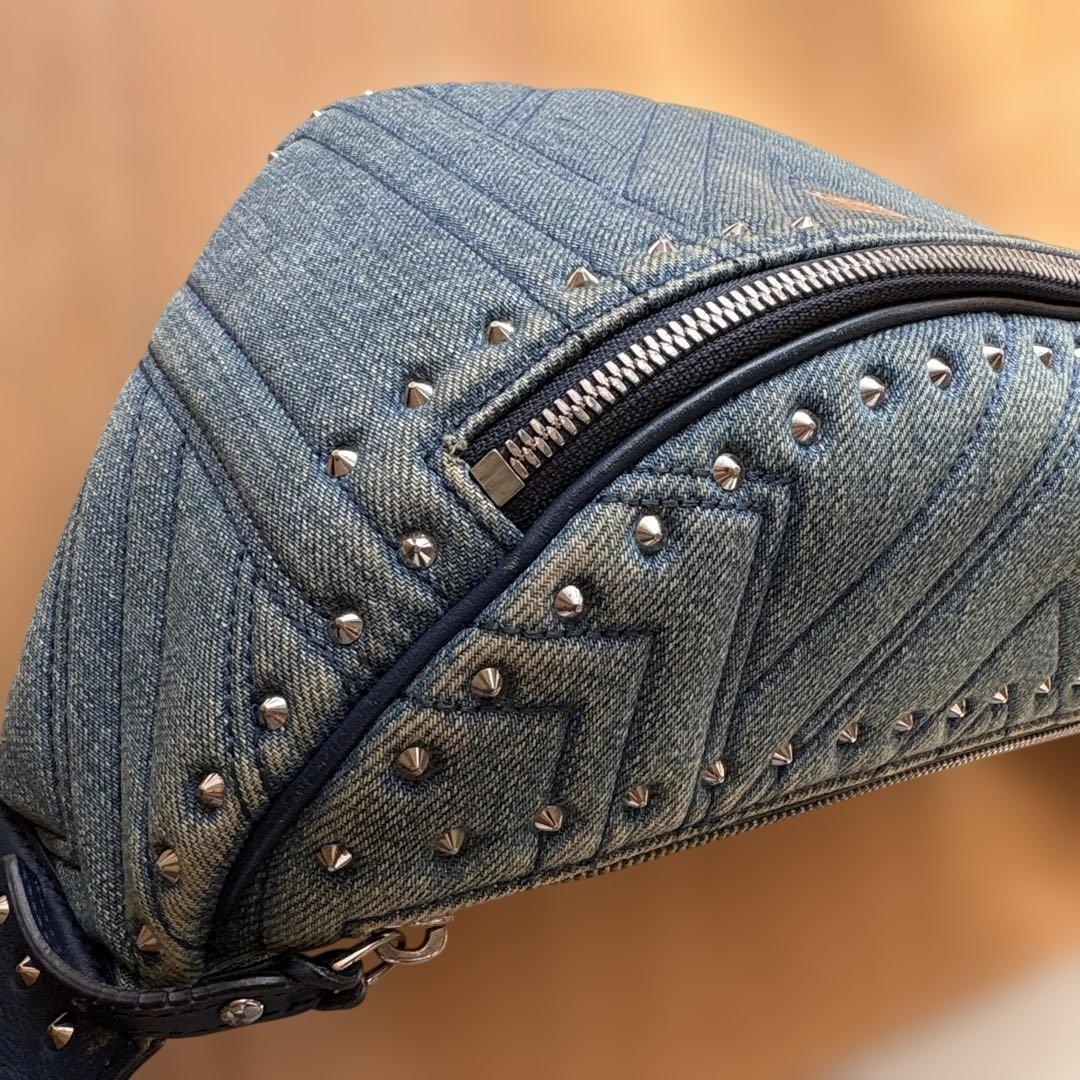 MCMのデニムコレクション スタッズ キルティング ボディバッグ　ウエストバッグ