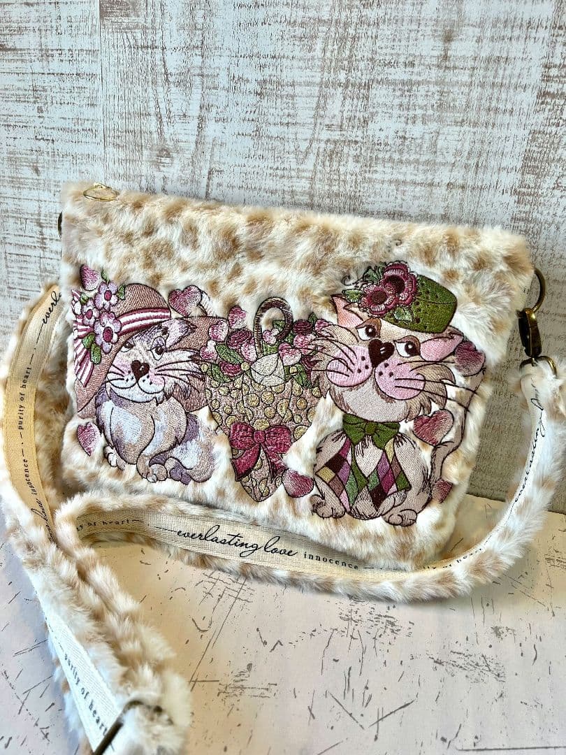 ロラライハリス♡アニマルファー生地♡刺繍のショルダーバッグ♡