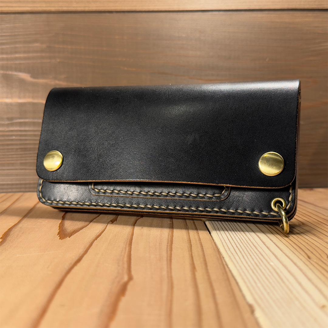 黒*げ様 昭南本ヌメ革 ロングトラッカーウォレット 丘染めブラック茶芯｜02