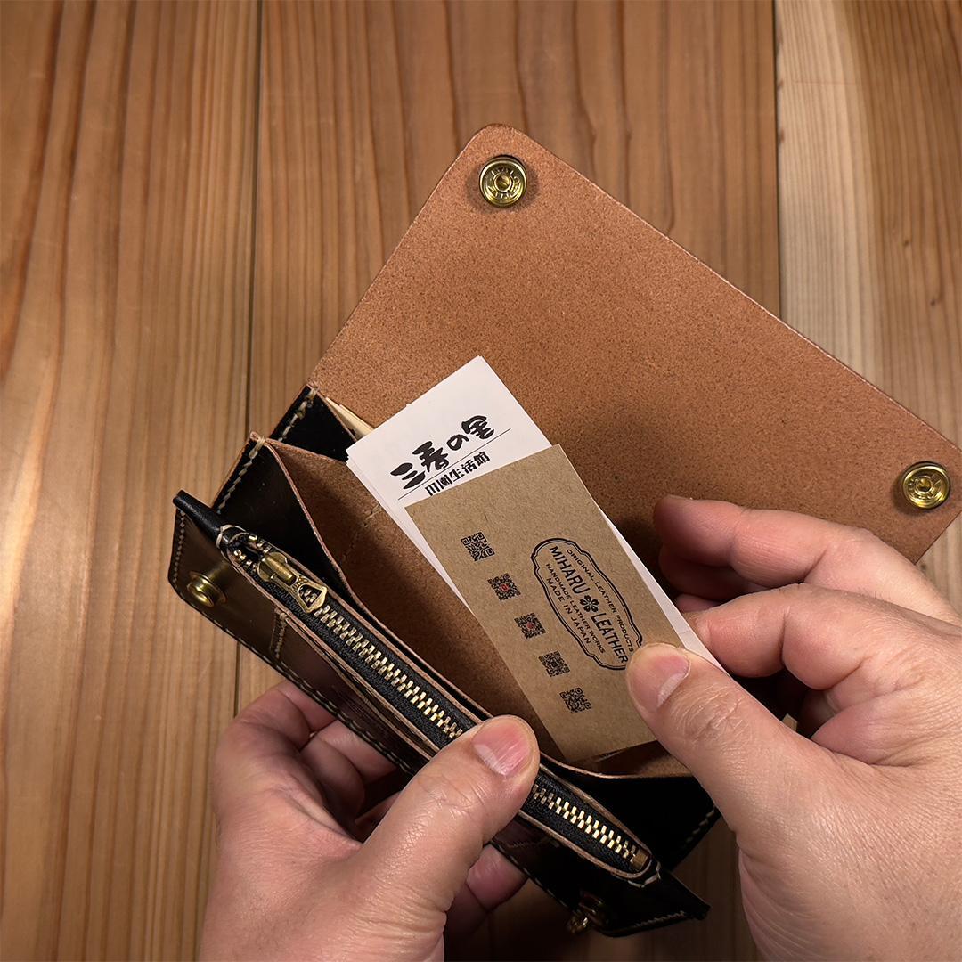 黒*げ様 昭南本ヌメ革 ロングトラッカーウォレット 丘染めブラック茶芯｜02