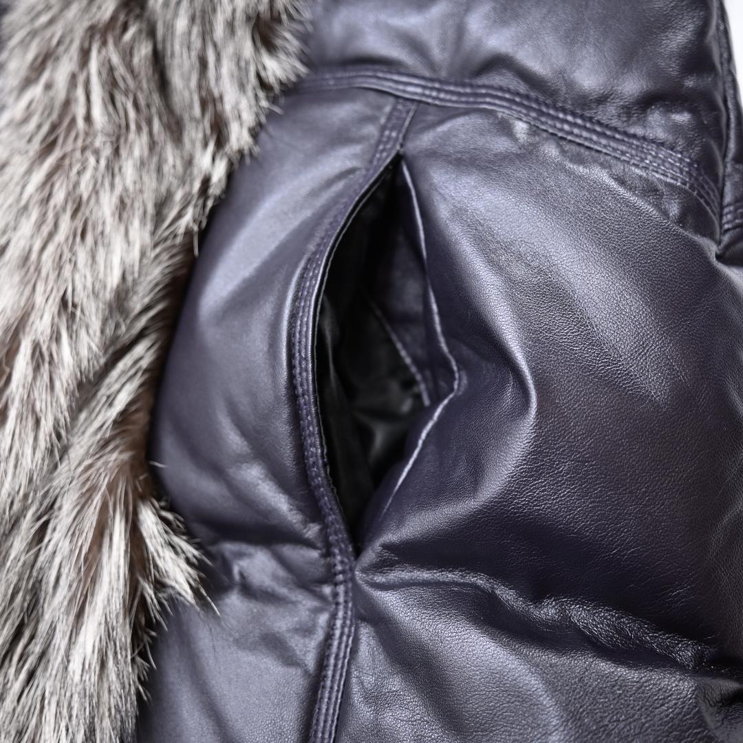 DAMA コレクション】リアルフォックスファー付羊革レザーダウンコート黒紫