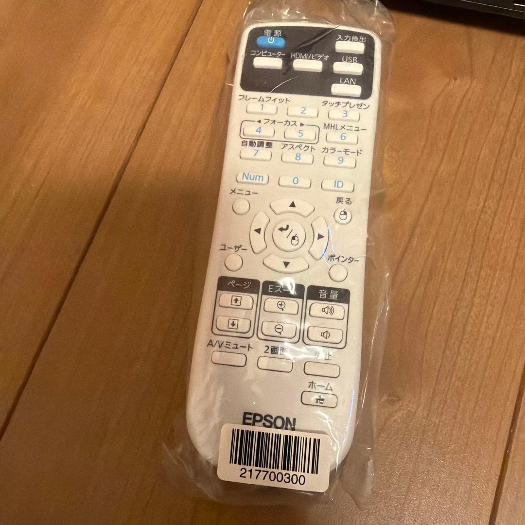 Epson EB-1780W プロジェクター 本体と付属品