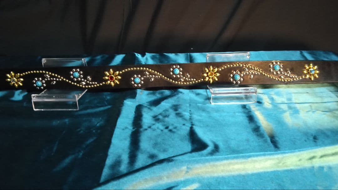 栃木レザーツタ＆フラワー　スタッズベルト　ブラック　ニッケル＆ブラス