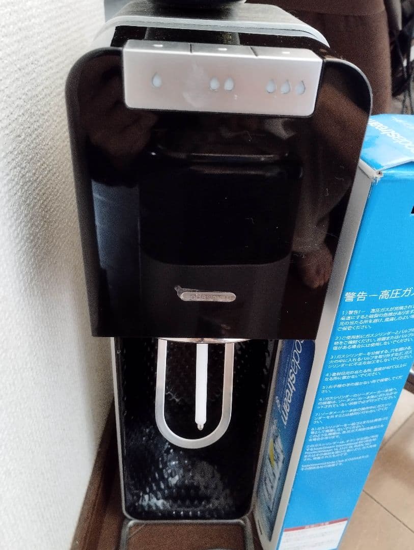 SodaStream 炭酸水メーカー 本体+ボトル2本、新品ボンベ1本