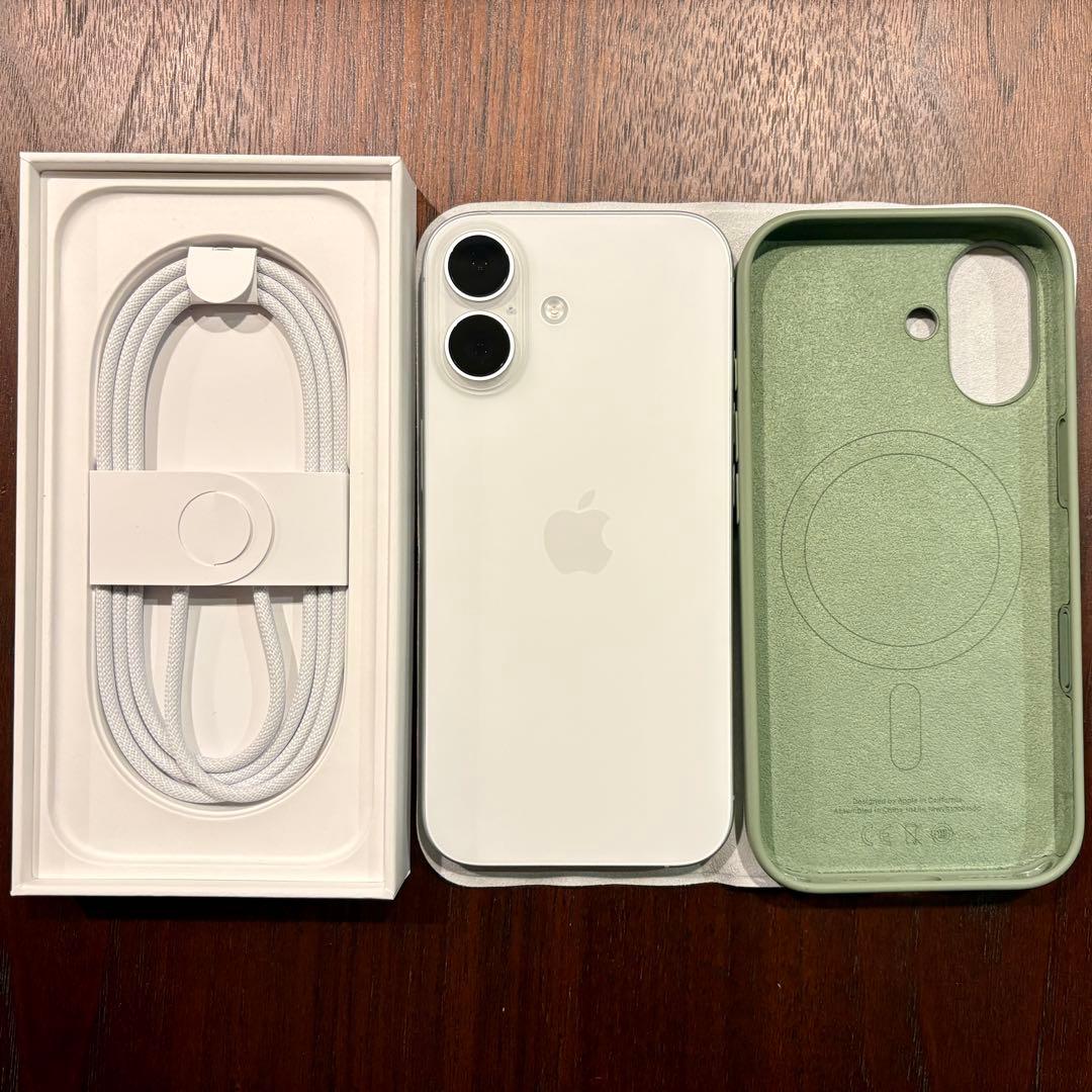 iPhone17 ホワイト 本体 ほぼ未使用 +純正ケースx2とガラスフィルム