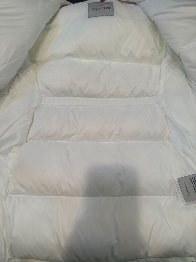 モンクレール白ロングダウンコート