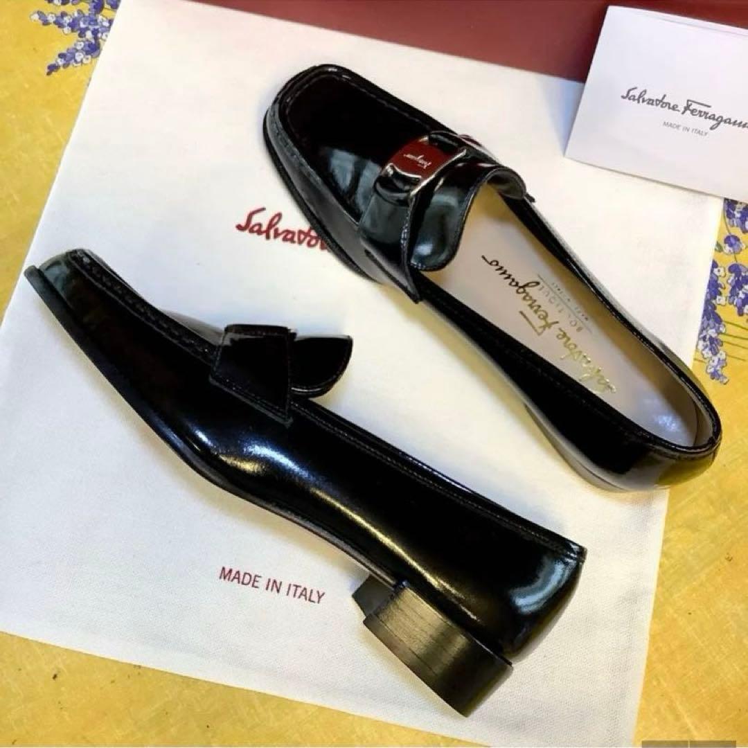 新品! フェラガモ ローファー アイコンメタルバックル 極上パテント 22㎝