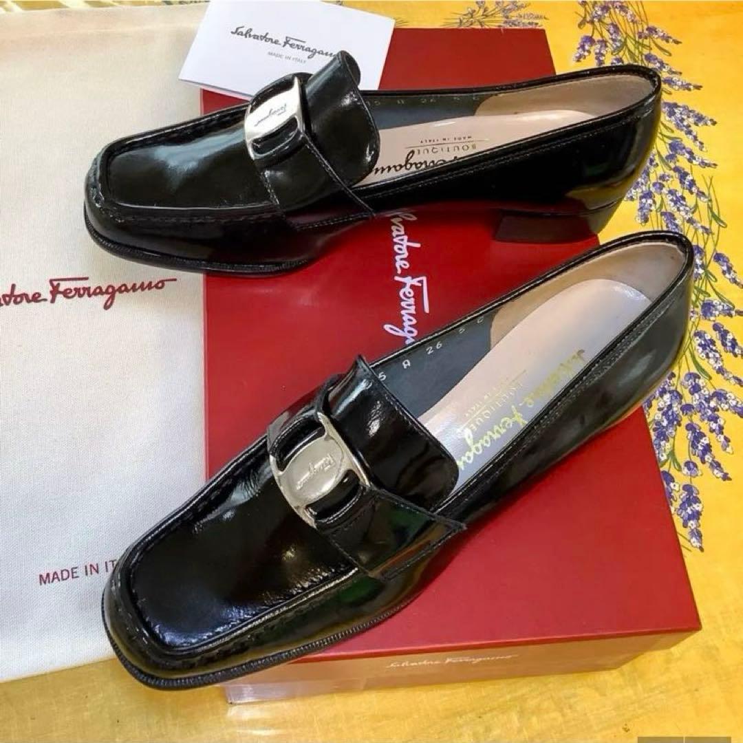 新品! フェラガモ ローファー アイコンメタルバックル 極上パテント 22㎝