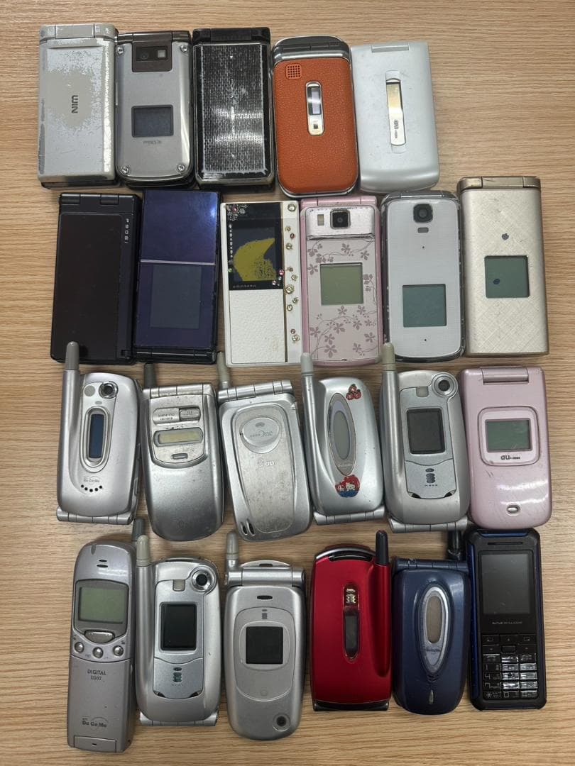 む*！様 折りたたみ式携帯電話23台セット　ガラケーまとめ　ドコモ　au