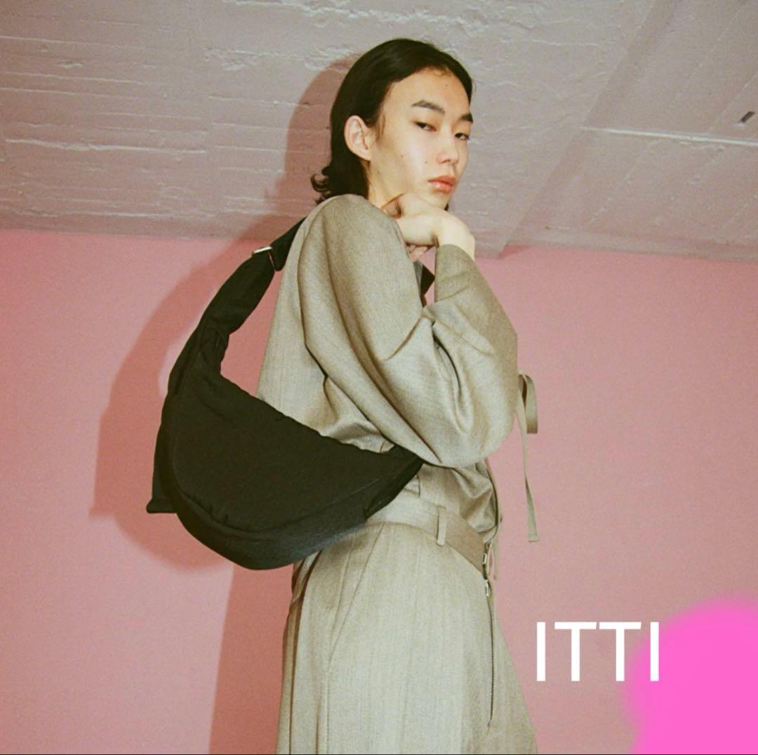 【極美品】ITTI ANNIE PUFFER MINI MOONBAG ブラック